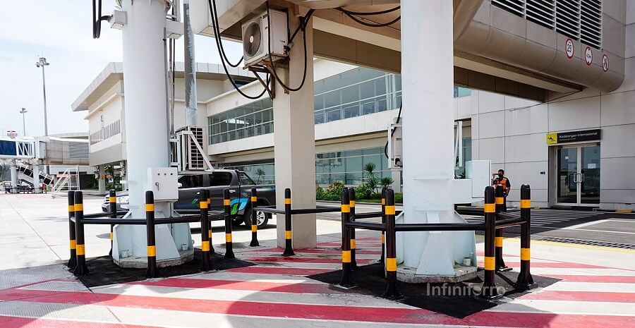 bollard di bandara juanda