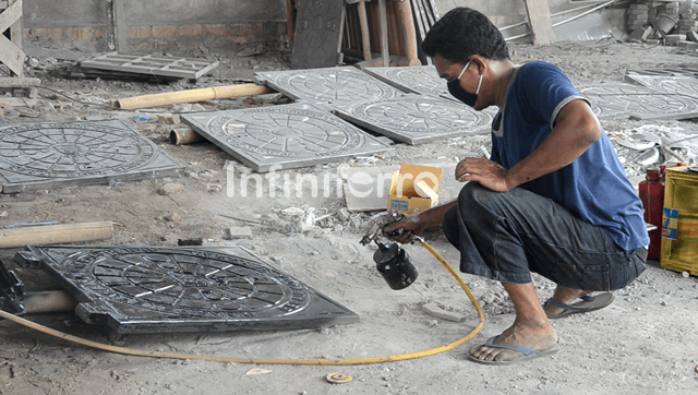 proses finishing produk logam: pengecatan produk manhole cover